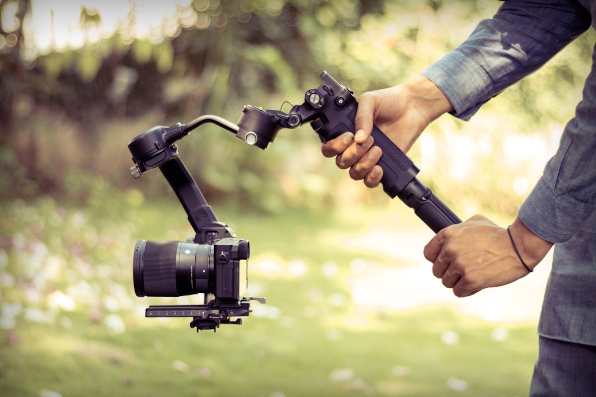 Chef machiniste sur plateau de cinéma — coordination équipe machinerie