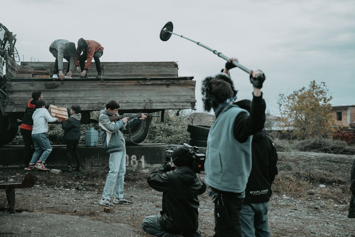 Équipe de tournage cinéma en extérieur avec caméra et perche son
